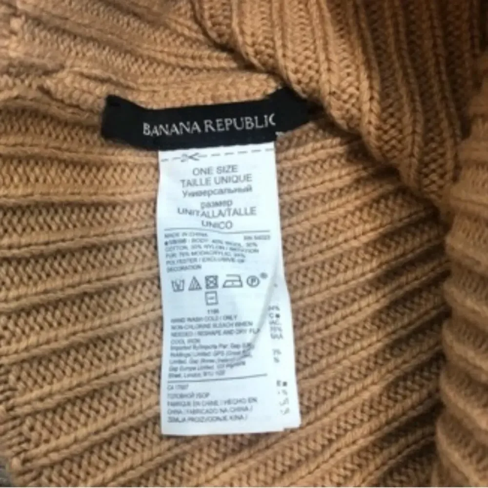 NWOT banana republic tan Pom Pom beanie with love script